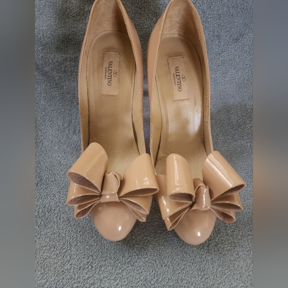 Valentino Garavani Nude Beige Bow Pumps 38